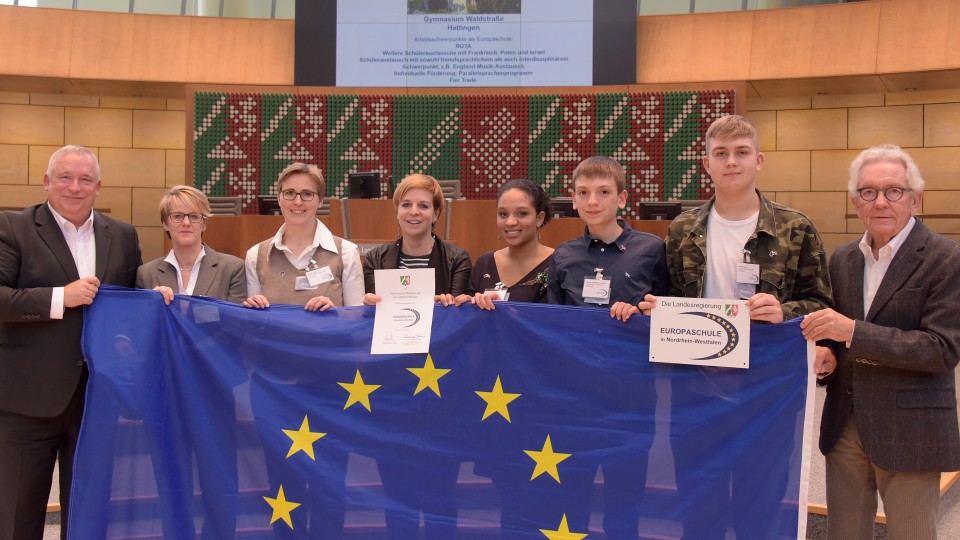 Das Gymnasium Waldstraße bekommt im düsseldorfer Landtag die Zertifizierung als Europaschule üerreicht.